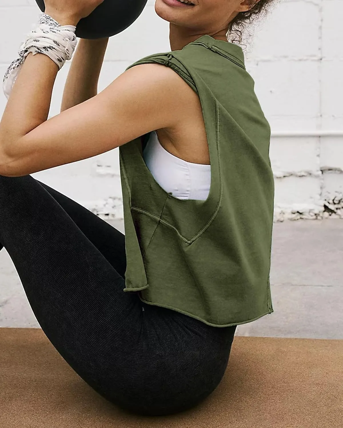 HUGOOME Women Workout Tank Tops Oversized Crop Sleeveless Tee Loose Fit Boxy Basic Yoga Active Summer T Shirts Gym 2025
