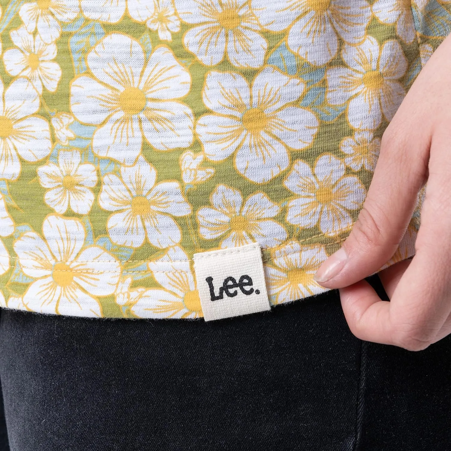 Lee Women's Classic Fit Short Sleeve V-Neck T-Shirt